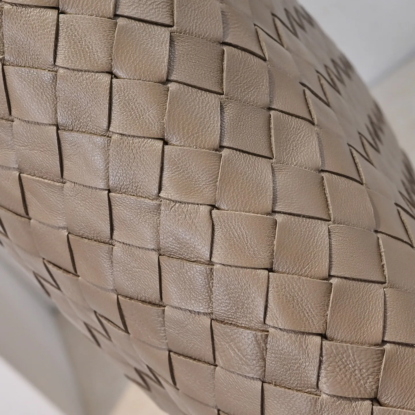 Batch 2160 #Bv Yangjin large size HOP cowhide, the bag body and handles are made of a whole piece of woven leather. The bag body is soft and lazy. Hop symbolizes the praise of innovation and eternal craftsmanship [love]. The pyramid silhouette combines practicality and fashion. Modern and casual, the bag mouth is double-sided closed design, more convenient and safe! Made of soft cowhide and full of texture, this is a must-have for fashionable ladies who like minimalism, comfort and casualness! Model: 3970 Dimensions: 54x24x13